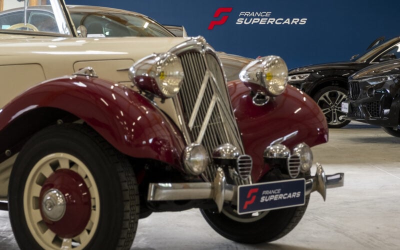 Automobile de collection et voitures modernes dans un showroom France Supercars