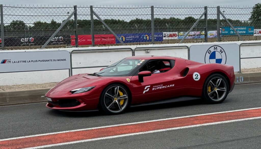 Ferrari signée France Supercars sur circuit