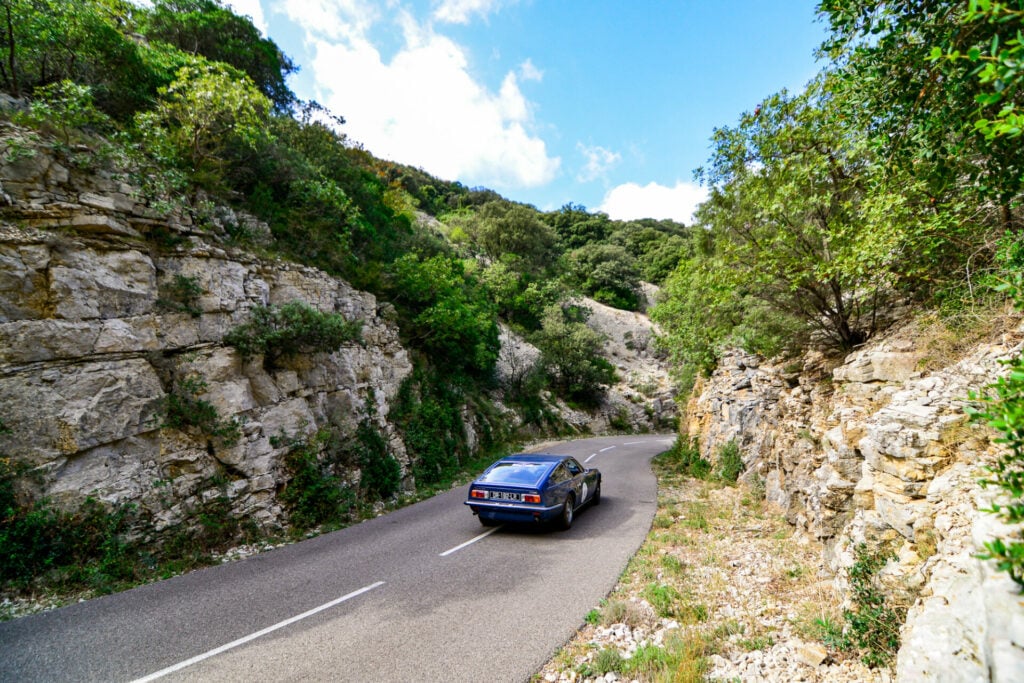 Une voiture de course sur piste