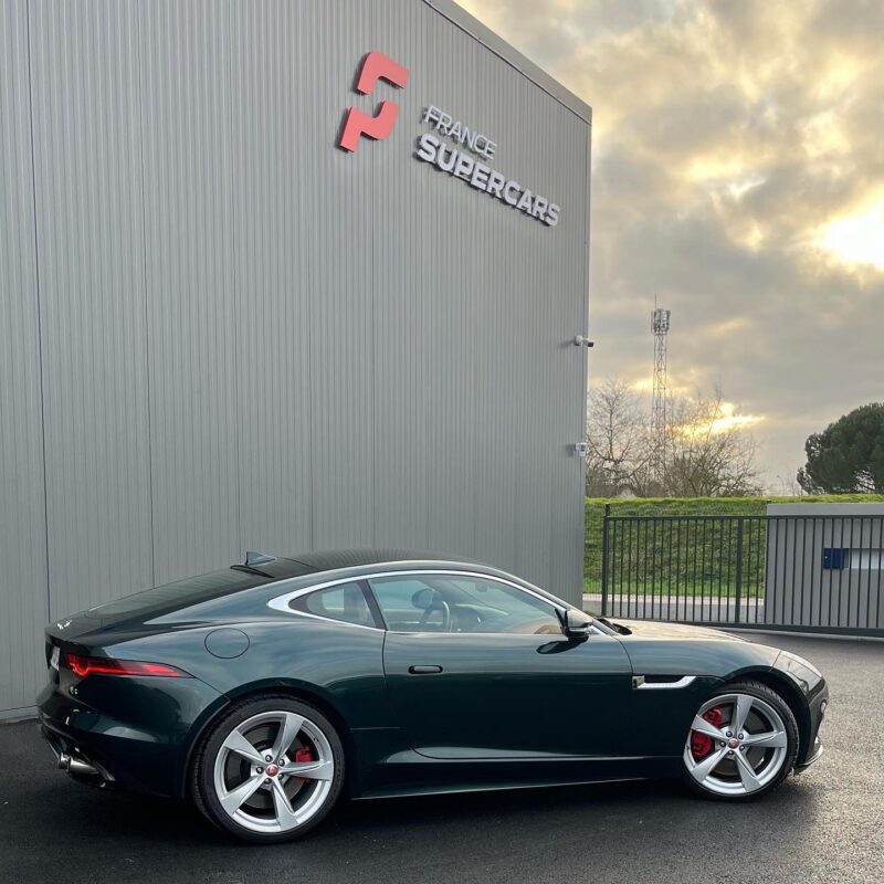 Voiture noire devant France Supercars