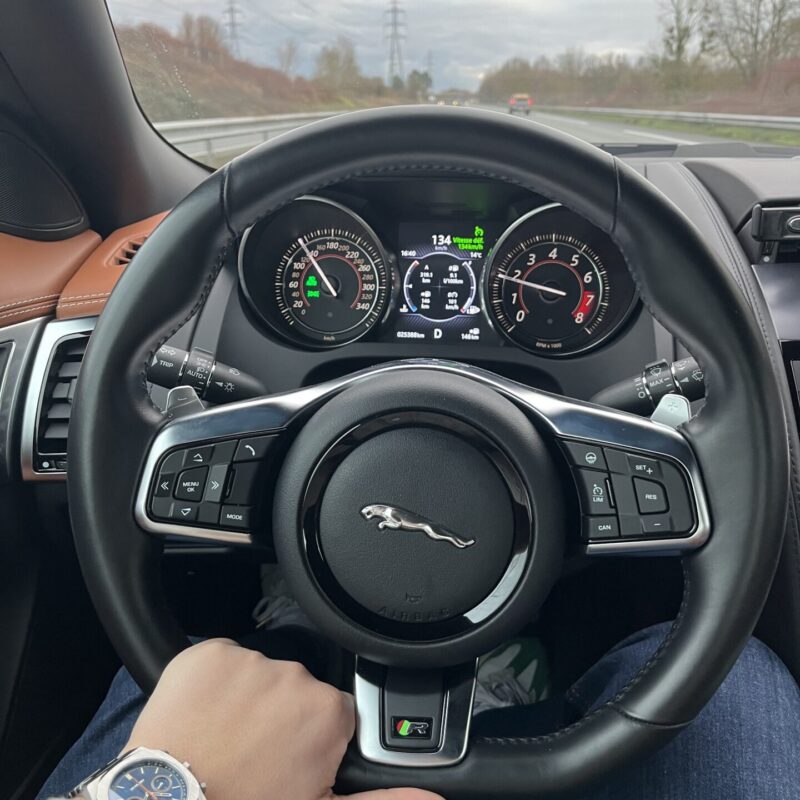 Intérieur avec volant de voiture