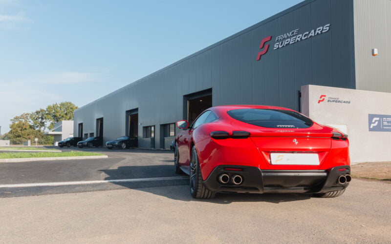 Voiture rouge devant France Supercars